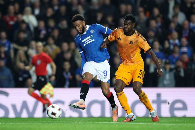 Jogadores de Rangers e Roma em disputa de bola no Ibrox Stadium, em Glasgow –