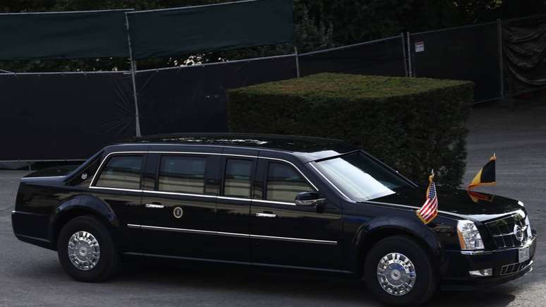 A limousine tamb&eacute;m carrega sistemas completos de comunica&ccedil;&atilde;o criptografada, permitindo contato seguro com autoridades e equipes de emerg&ecirc;ncia em qualquer momento &ndash; depositphotos.com / Ale_Mi