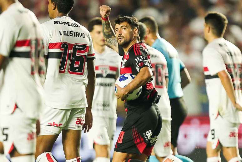 Arrascaeta chegou a 95 gols pelo Flamengo e ultrapassou o argentino Doval &ndash;