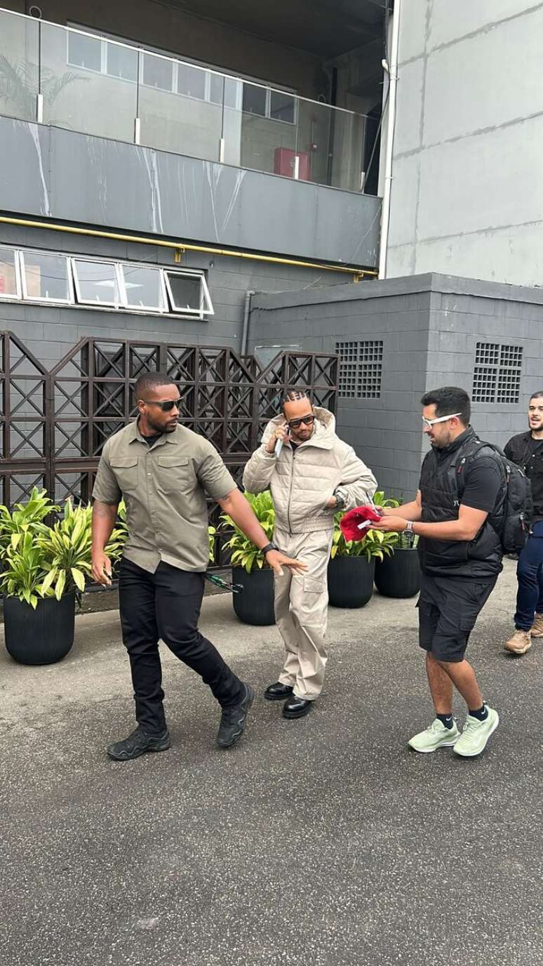 Lewis Hamilton chega no aut&oacute;dromo de Interlagos e ignora samba