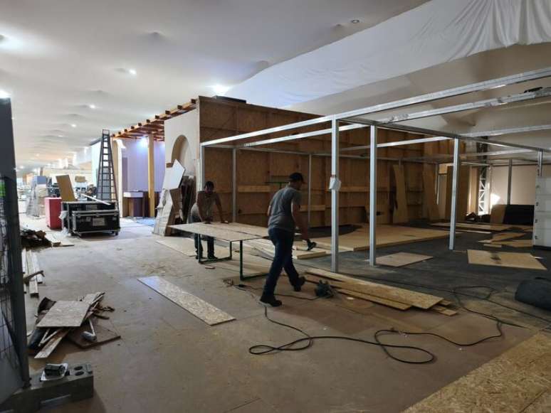 Pavilhões nacionais de países na área da Zona Azul da COP-30, ainda em obras, durante a realização da Cúpula de Líderes