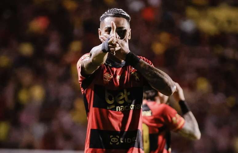 Derik Lacerda com a camisa do Sport. 