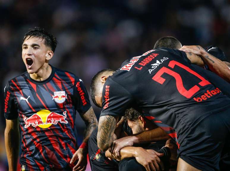 Red Bull Bragantino marca no 'apagar das luzes' e bate o Corinthians. 