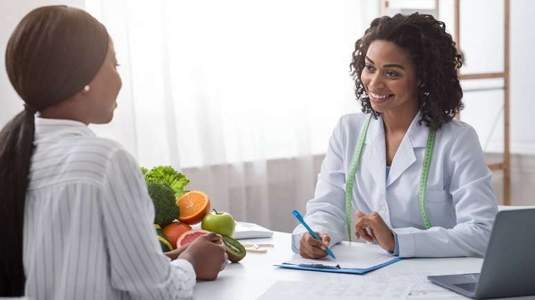 A Sociedade Brasileira de Oncologia Clínica lança o livro 'A História da Mulher na Medicina', um registro inédito sobre o tópico
