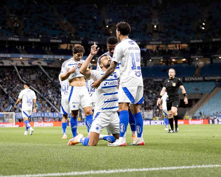 Jogadores da Raposa comemoram gol de Fabr&iacute;cio Bruno na Arena do Gr&ecirc;mio &ndash;