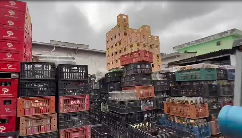 Policiais apreenderam milhares de garrafas, rótulos e embalagens com suspeitas de adulteração