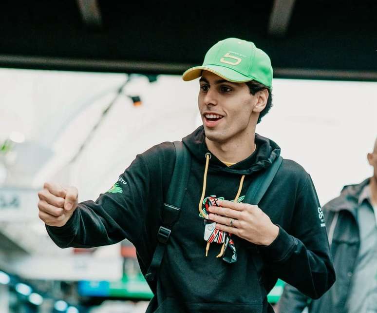 Gabriel Bortoleto chegando ao paddock do Grande Prêmio De São Paulo 