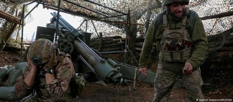 Soldados ucranianos na linha de frente na região de Pokrovsk