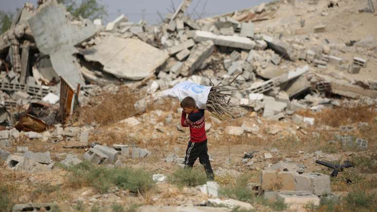 Moradores de Gaza tentam se reconstruir após dois anos de ataques israelenses, mas enfrentam diariamente o risco de bombas não detonadas entre os escombros do enclave. As explosões tardias dos artefatos colocam em risco principalmente as crianças. Imagem ilustrativa no centro da Faixa de Gaza, em 3 de novembro de 2025.