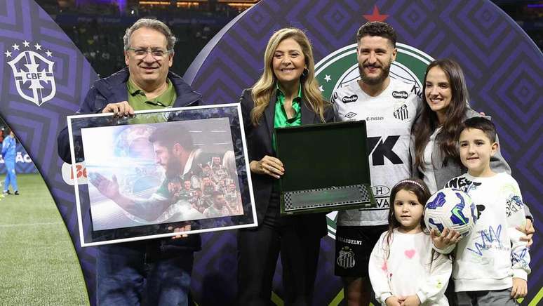 Z&Eacute; Rafael recebeu uma homenagem do Palmeiras antes do jogo &ndash;