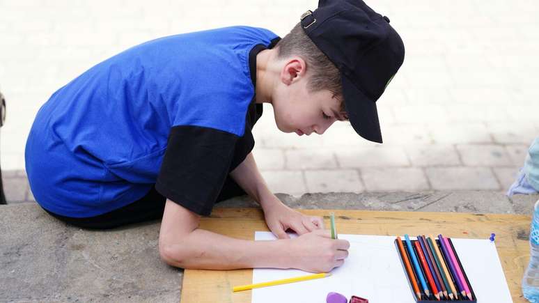 Dificuldade para diferenciar cores pode indicar daltonismo infantil; entenda como identificar, quais testes usar e como ajudar a criança