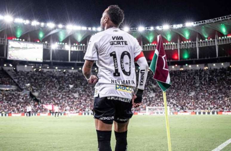 Neymar marcou um de seus gols mais históricos da carreira contra o Flamengo –