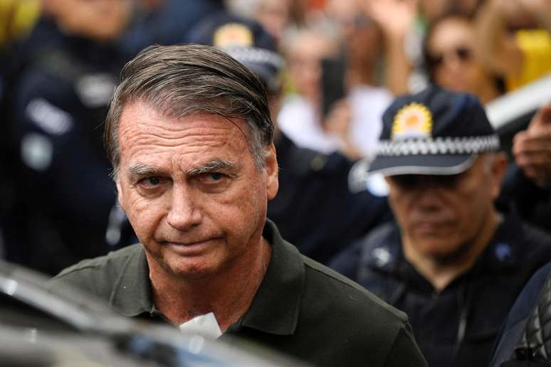 Bolsonaro ao retornar à prisão domiciliar, depois de ser internado em um hospital, em setembro