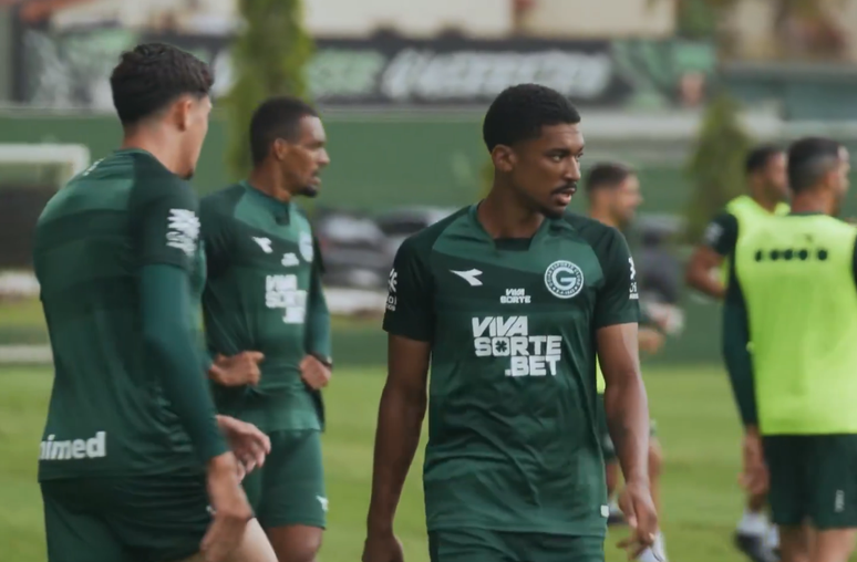 Jogadores do Goi&aacute;s treinam para seguir na luta pelo acesso &agrave; S&eacute;rie A &ndash;