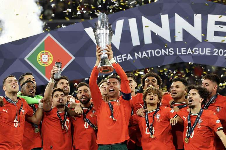 Cristiano Ronaldolevanta trof&eacute;u da Liga das Na&ccedil;&otilde;es ndeste ano &ndash;