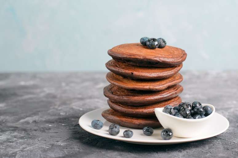 Panqueca vegana de chocolate com mirtilo 