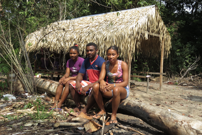 Moradores da comunidade quilombola do Tambor, no Rio Jaú, Amazonas: o conceito de Amazônia Preta engloba um território de confluência onde se encontram negros, indígenas, brancos e mestiços aquilombados, unidos pela consciência coletiva de que onde os povos afrodescendentes cuidam da terra, a floresta resiste e permanece de pé - uma constatação já publicada até em artigo na revista Nature.