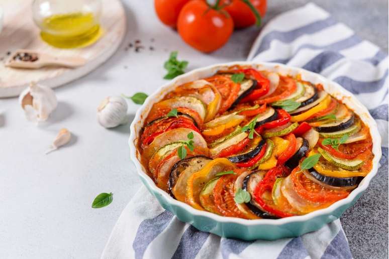 Ratatouille com molho de tomate e manjeric&atilde;o 