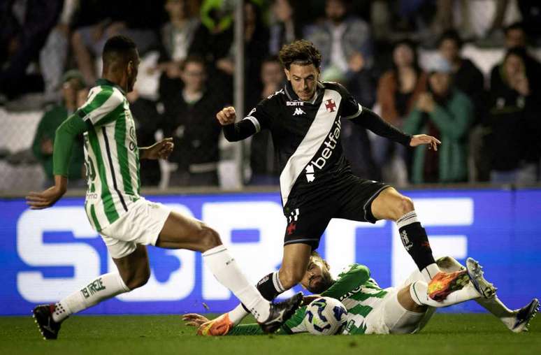 Nuno Moreira em a&ccedil;&atilde;o no Alfredo Jaconi. O portugu&ecirc;s refor&ccedil;a o Vasco contra o Juventude ap&oacute;s cumprir suspens&atilde;o. Fotos: Matheus Lima/Vasco.
