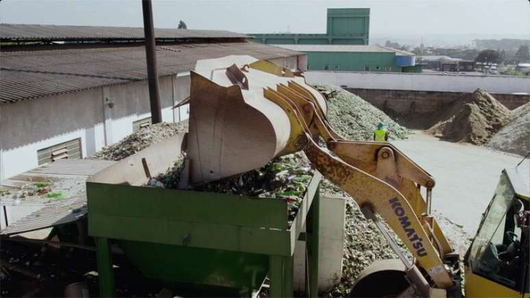 Processo de reciclagem de vidro da Ambipar