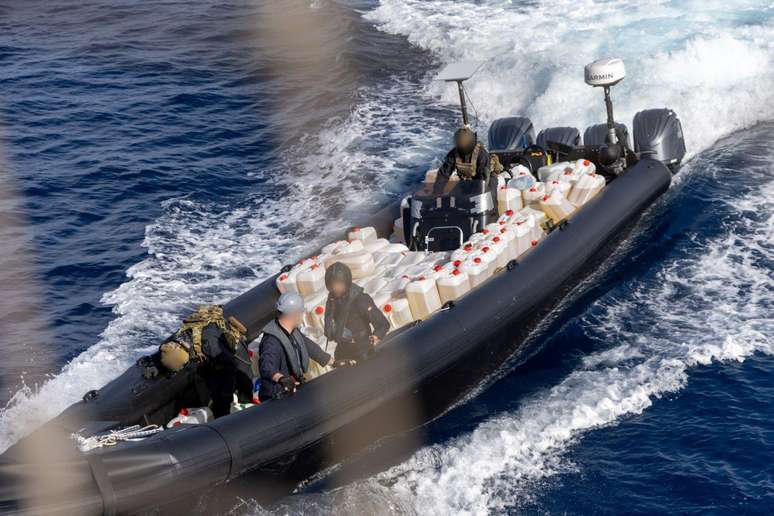 Foto de embarcação interceptada pela Marinha de Portugal substâncias ilegais