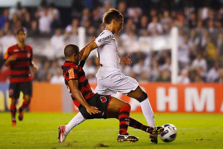 Neymar marcou um de seus gols mais históricos da carreira contra o Flamengo –