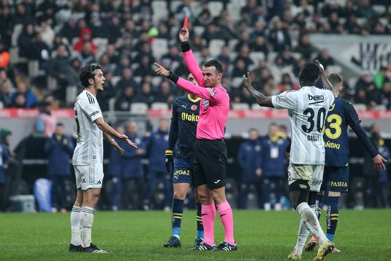 Árbitro no clássico entre Besiktas e Fenerbahçe 