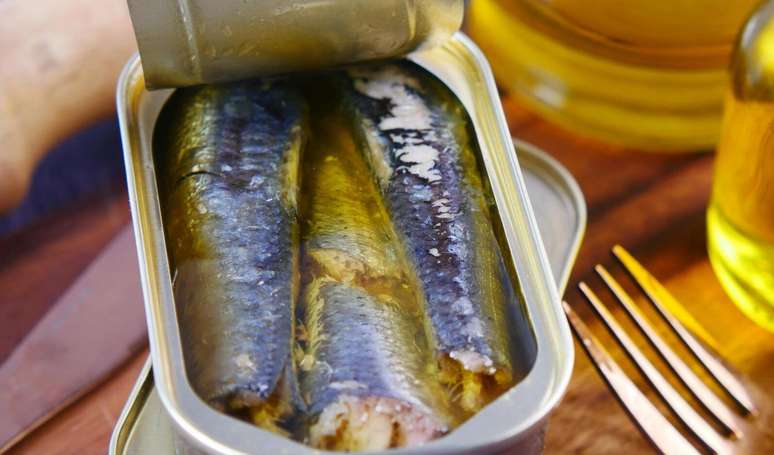 Jantar com uma lata de sardinhas, minha receita favorita de Primavera. Parece complicado, mas é tão fácil e rápido quanto uma omelete da Virgínia.