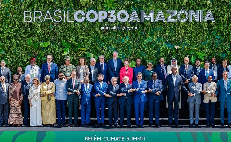L&iacute;deres mundiais posam para foto 'de fam&iacute;lia' na pr&eacute;-COP30