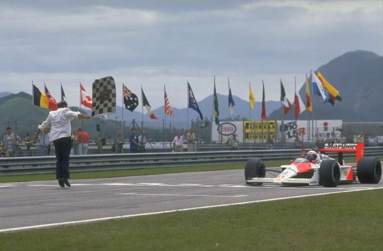 Alain Prost recebendo a bandeirada em Jacarepagu&aacute; no ano de 1998 