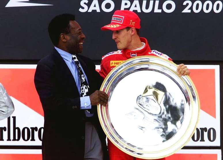 Schumacher recebendo de Pel&eacute; o trof&eacute;u pela vit&oacute;ria em 2000 