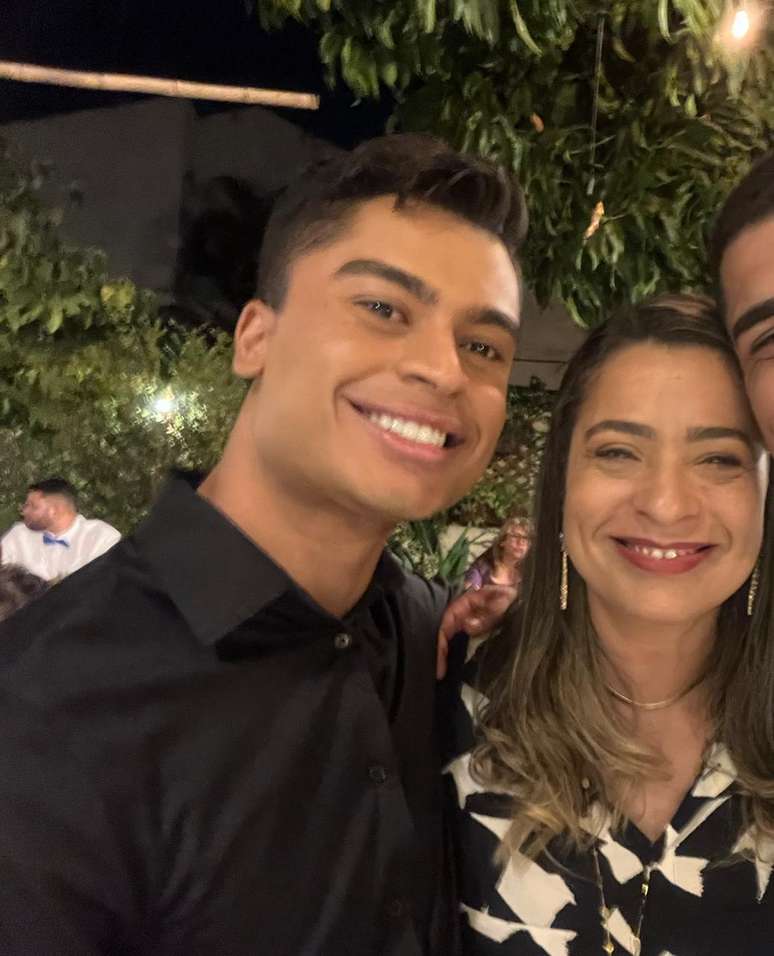 Gustavo Cruza ao lado da m&atilde;e, Luciana