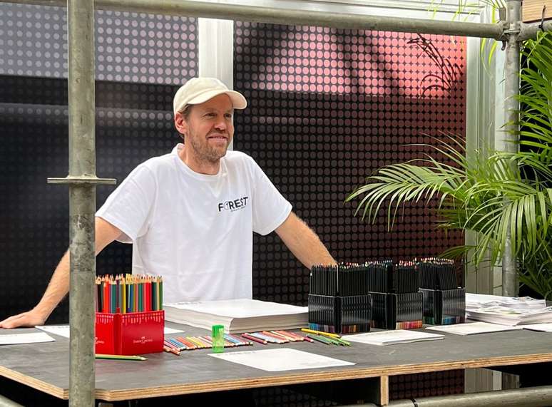 Tetracampe&atilde;o mundial, ex-piloto Sebastian Vettel participa de ativa&ccedil;&atilde;o para os torcedores no paddock do GP de SP em Interlagos