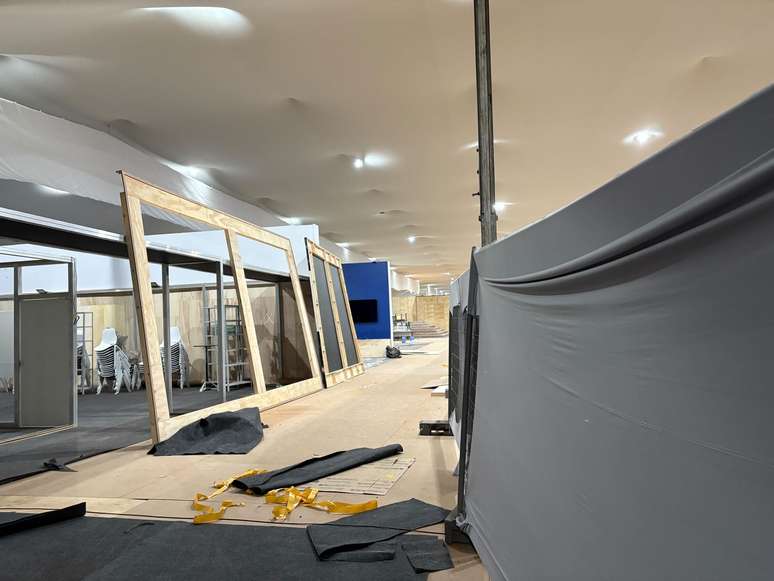 Atr&aacute;s dos tapumes da entrada da Zona Azul, obras inacabadas a dias da COP30