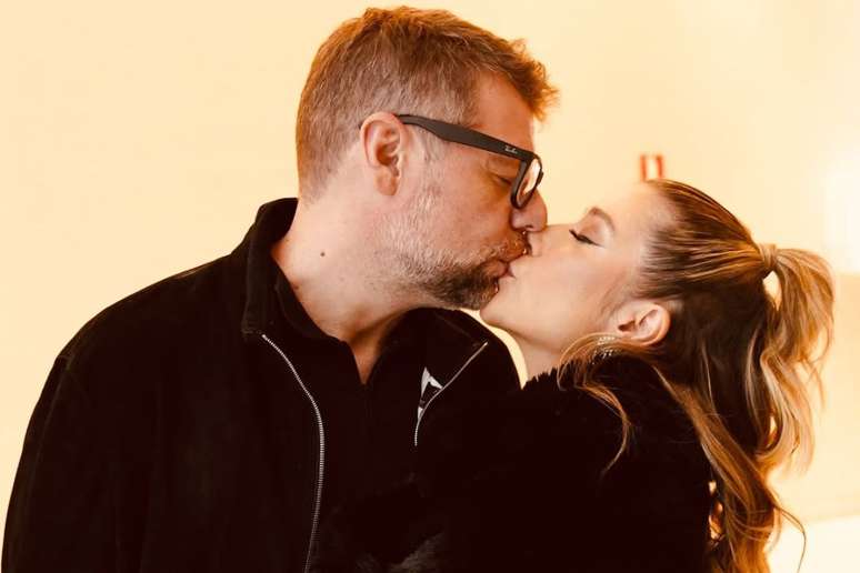 Cris Gomes e Luiza Possi se beijando