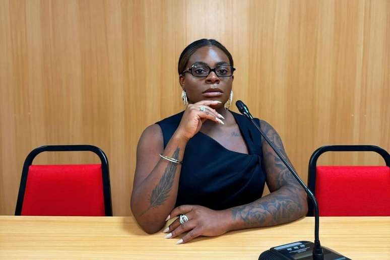 Jojo Todynho posa para foto na sede da OAB-RJ