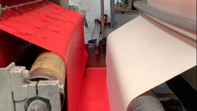 Piñatex இறுதி தயாரிப்பை அடையும் வரை பல படிகளை உள்ளடக்கிய உற்பத்தி மூலம் செல்கிறது