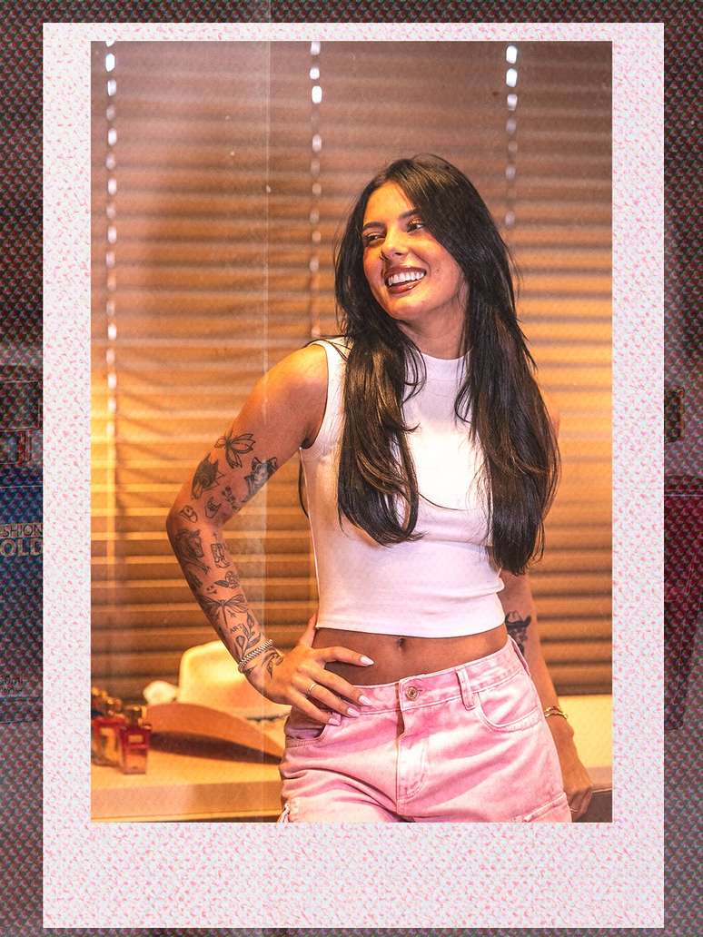 Ana Castela posa sorridente