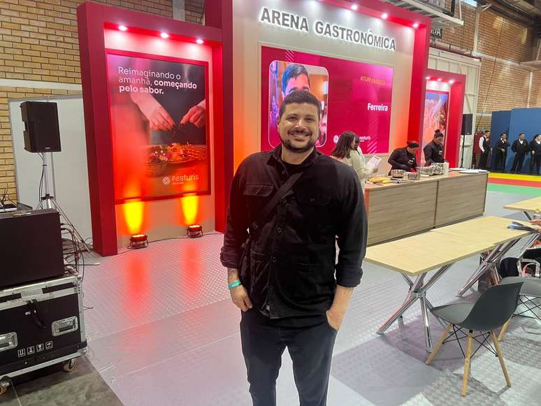 Raul Lemos, vice-campeão da segunda temporada do MasterChef Brasil, durante a Feira Internacional de Turismo de Gramado (Festuris).