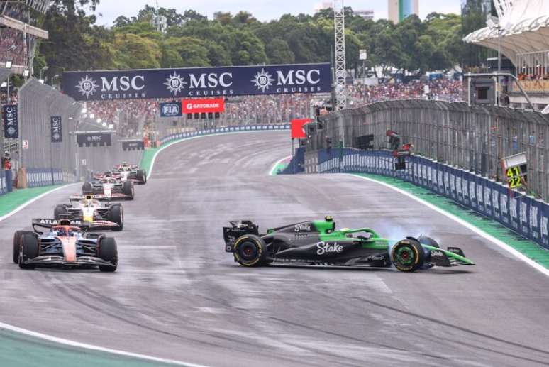 Gabriel Bortoleto perde o controle do carro e bate forte em Interlagos.