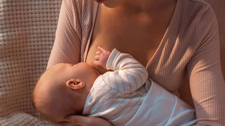 Mais do que um alimento, o leite materno é uma fonte de proteção: contém anticorpos, enzimas e proteínas que fortalecem o sistema imunológico – depositphotos.com / IgorVetushko