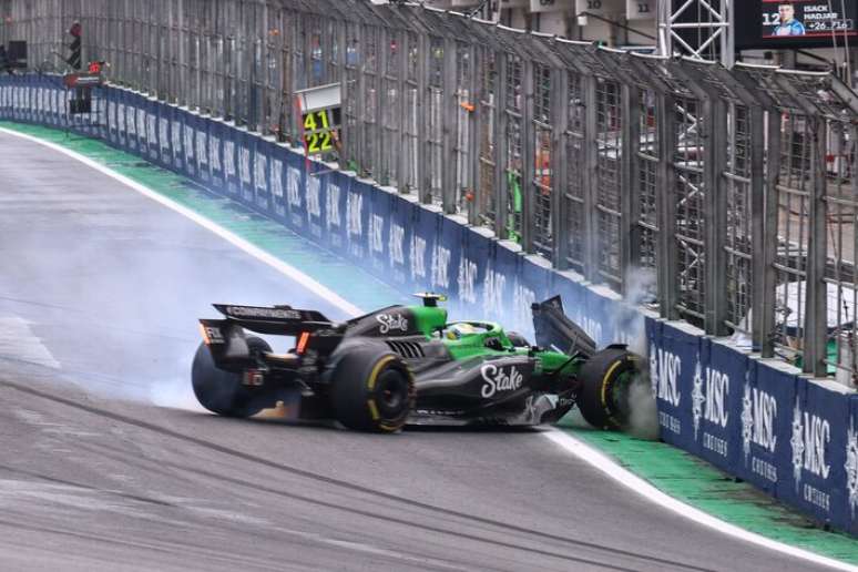 Gabriel Bortoleto d&aacute; susto em acidente na &uacute;ltima volta da corrida sprint para o GP de S&atilde;o Paulo