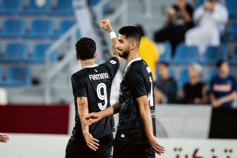 Roberto Firmino comemora um dos gols na tranquila vitória do Al Sadd –