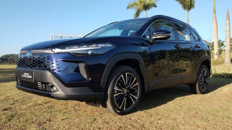Em outubro, Toyota Corolla Cross vendeu metade do número registrado em setembro