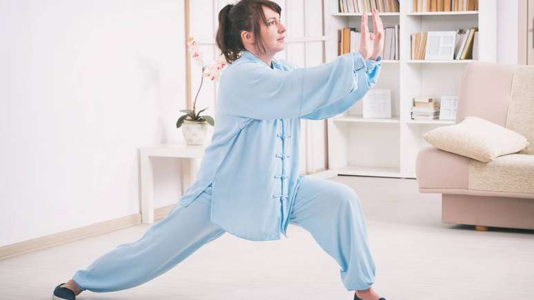O Qigong apresenta uma abordagem mais variada que o tai chi chuan, com exerc&iacute;cios que podem ser realizados de p&eacute;, sentado ou at&eacute; deitado, e muitas sequ&ecirc;ncias s&atilde;o simples e repetitivas, facilitando o aprendizado inicial &ndash; depositphotos.com / Amaviael