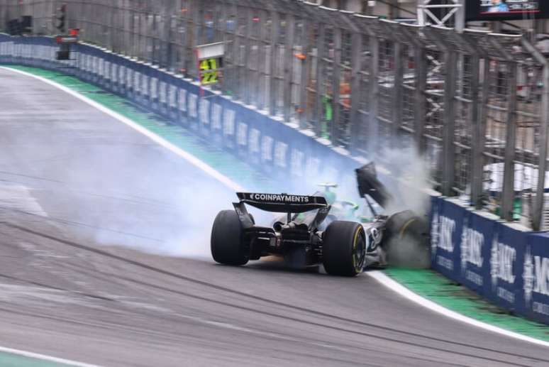 Gabriel Bortoleto d&aacute; susto em acidente na &uacute;ltima volta da corrida sprint para o GP de S&atilde;o Paulo