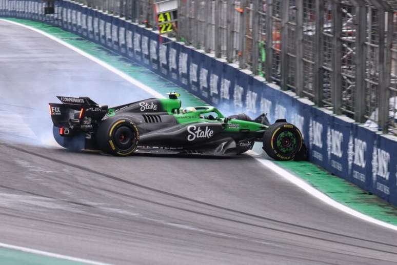 Gabriel Bortoleto d&aacute; susto em acidente na &uacute;ltima volta da corrida sprint para o GP de S&atilde;o Paulo