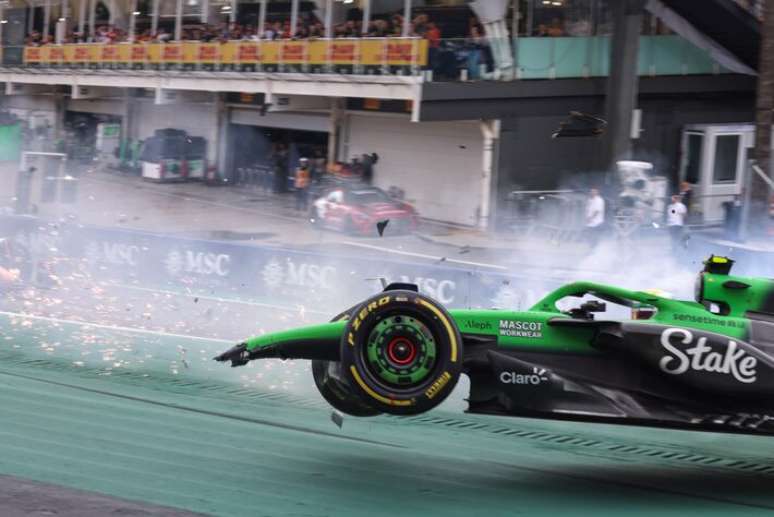 Gabriel Bortoleto d&aacute; susto em acidente na &uacute;ltima volta da corrida sprint para o GP de S&atilde;o Paulo