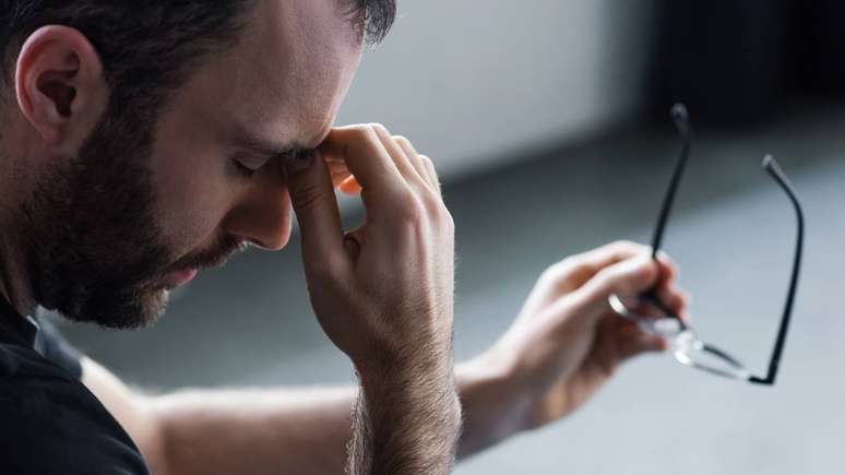 Tratamentos preventivos, incluindo betabloqueadores e anticonvulsivantes, ajudam a reduzir frequ&ecirc;ncia e intensidade das crises, sempre sob orienta&ccedil;&atilde;o m&eacute;dica &ndash; depositphotos.com / HayDmitriy