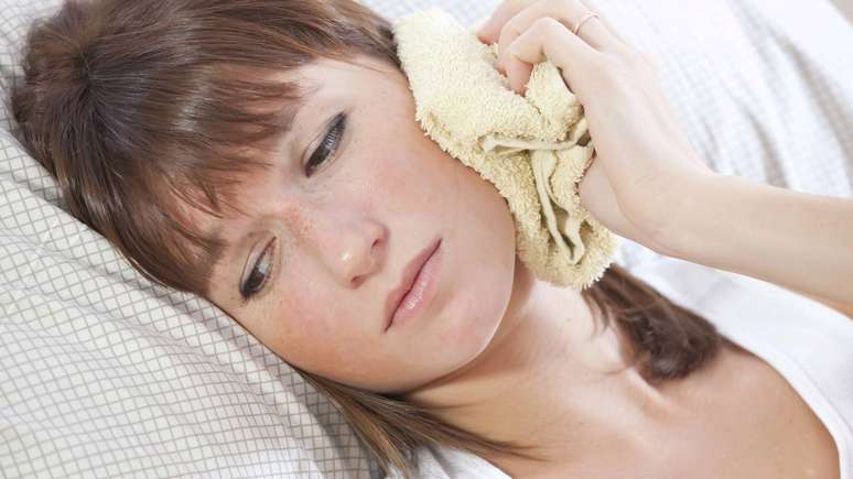 Aplicar uma bolsa de gelo ou pano frio na face, próximo ao local dolorido, pode reduzir o inchaço e atenuar a dor – depositphotos.com / eddiephotograph